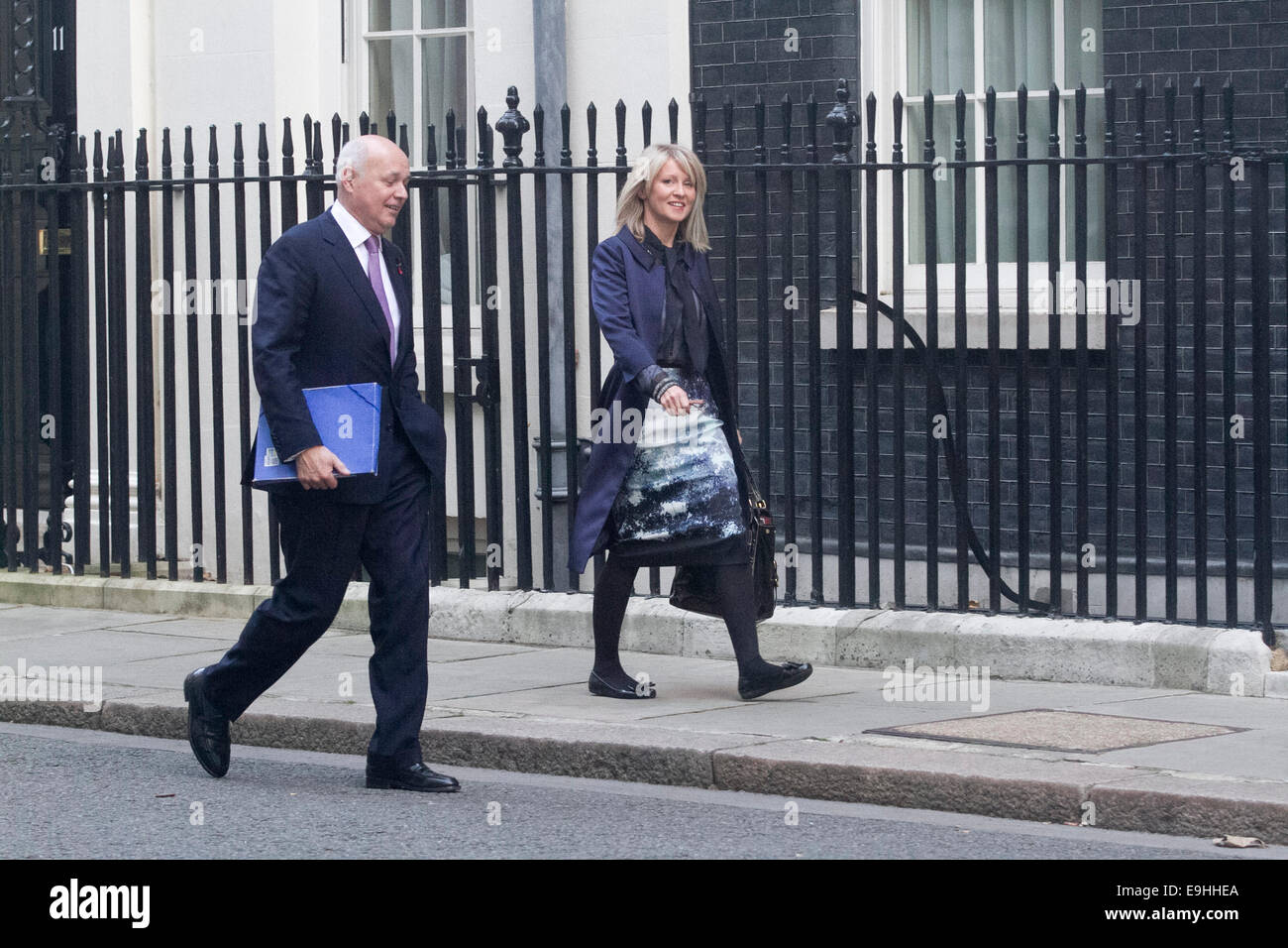 Westminster London,UK.28 ottobre 2014. Iain Duncan Smith Segretario per le pensioni e le opere e Esther McVey ministro per l'occupazione arriva a Downing Street per il settimanale di armadio a Downing Street London Credit: amer ghazzal/Alamy Live News Foto Stock