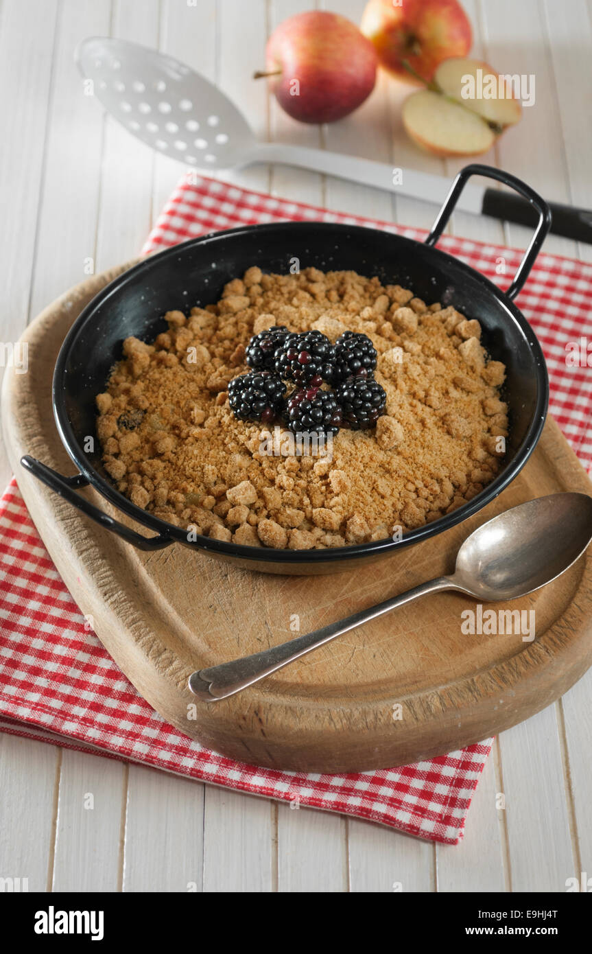 Blackberry e apple crumble. Foto Stock