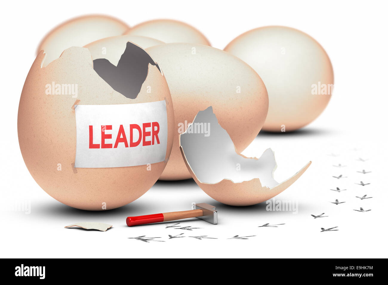 Un uovo rotto con un martello con la parola leader scritto su un foglio di carta, il concetto di immagine per immagine di leadership. Foto Stock