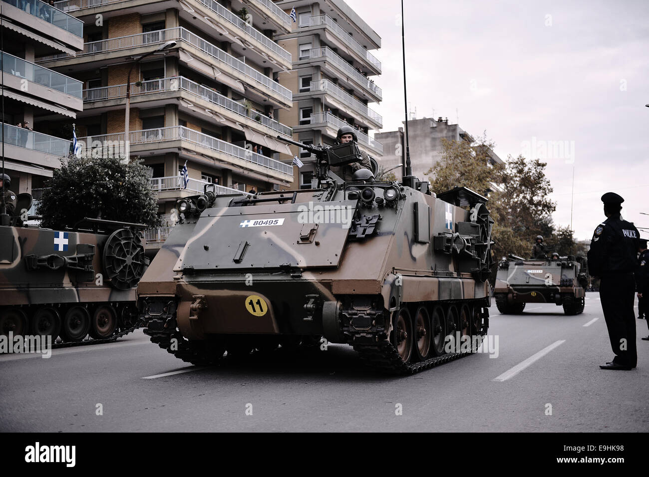Salonicco, Grecia. 28 ottobre, 2014. Una M113 veicolo dell'esercito greco durante una parata militare che si è svolta a Salonicco a causa delle celebrazioni del 28 ottobre anniversario, la data in cui la Grecia è entrata nella II Guerra Mondiale nel 1940. Credito: Giannis Papanikos/Alamy Live News Foto Stock