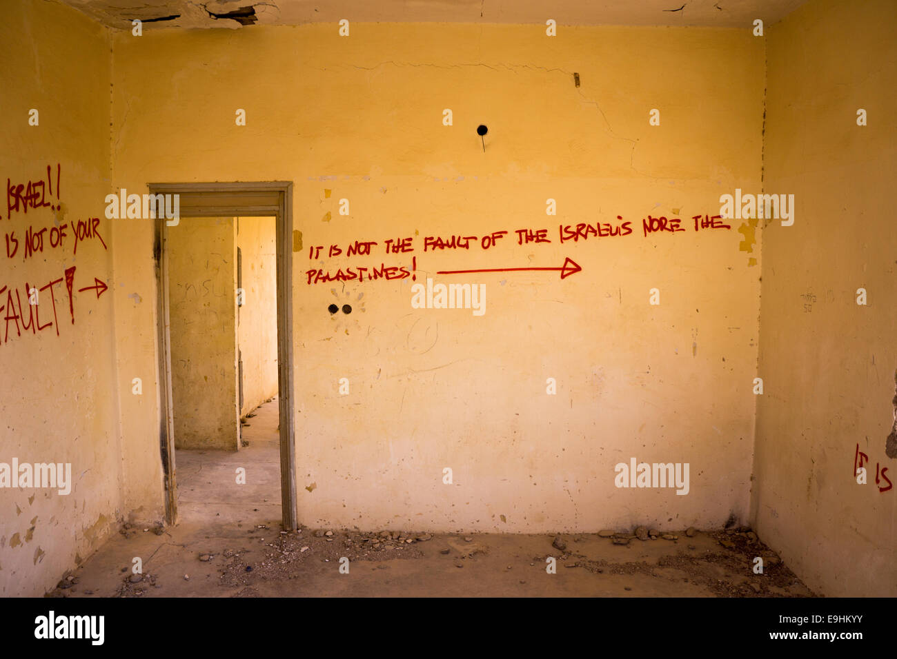 Graffiti su edifici militari abbandonati vicino al Mar morto, in Israele, che mostrano pittura peeling, arte murale e strutture desertiche abbandonate Foto Stock