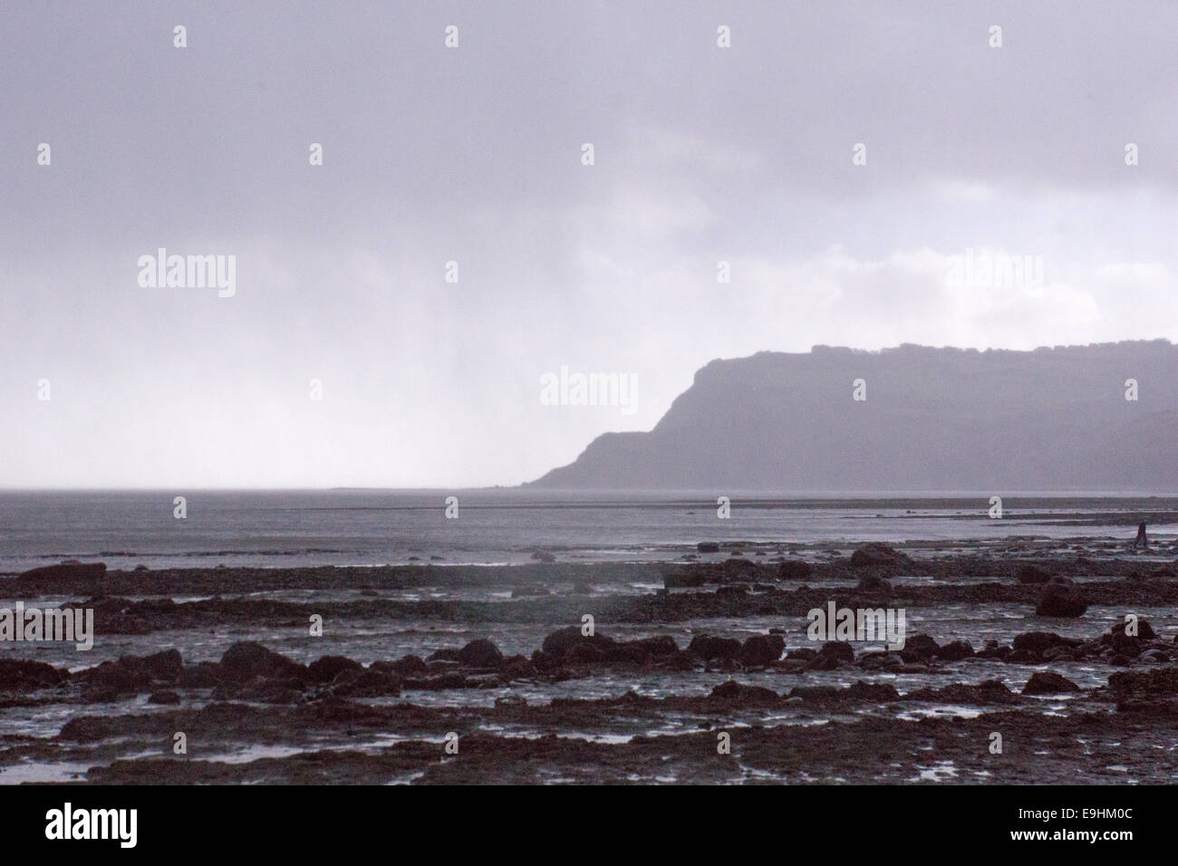 Dinosaur Coast, North Yorkshire. Vista dalla luce del sole sulla costa del North Yorkshire con promontori ondulati, mare calmo e nuvole luminose che attraversano il cielo. Foto Stock