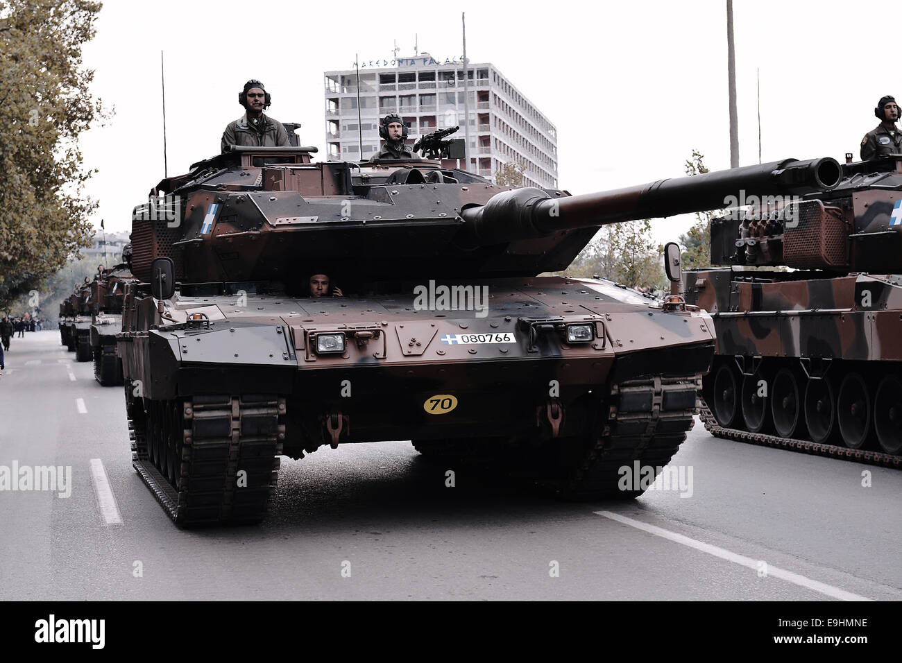 Salonicco, Grecia. 28 ottobre, 2014. Un Leopard 2 HEL serbatoio durante la parata militare che si è svolta a Salonicco durante le celebrazioni del 28 ottobre anniversario, la data in cui la Grecia è entrata nella II Guerra Mondiale nel 1940. Credito: Giannis Papanikos/Alamy Live News Foto Stock