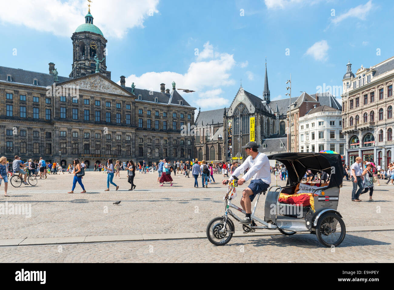 Driver con un ciclo di "TaXXXi' di fronte al Palazzo Reale di Amsterdam, Paesi Bassi Foto Stock