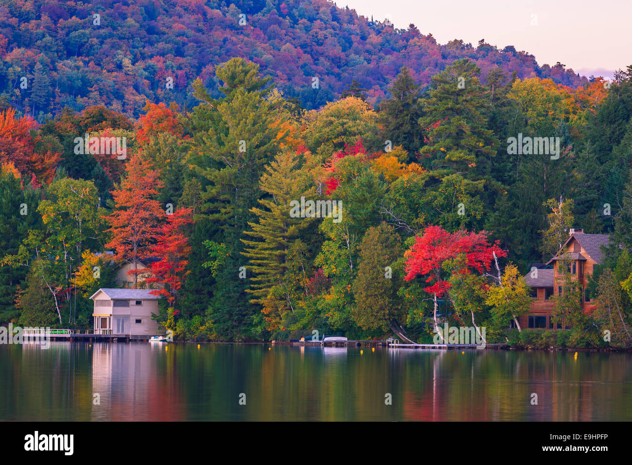 I colori autunnali a Mirror Lake in Lake Placid in Adirondacks parco dello stato nella parte settentrionale dello Stato di New York, Stati Uniti d'America Foto Stock