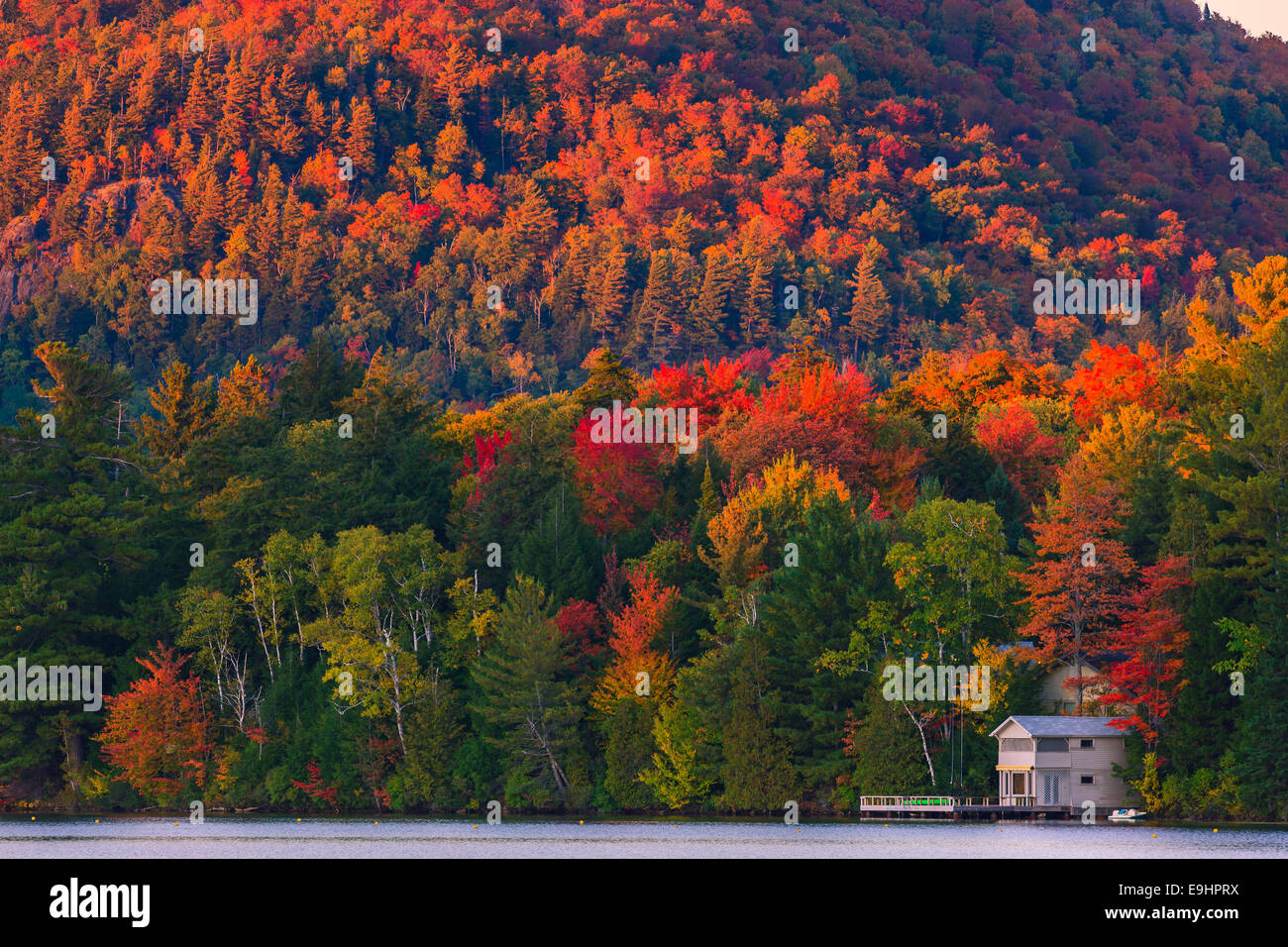 I colori autunnali a Mirror Lake in Lake Placid in Adirondacks parco dello stato nella parte settentrionale dello Stato di New York, Stati Uniti d'America Foto Stock