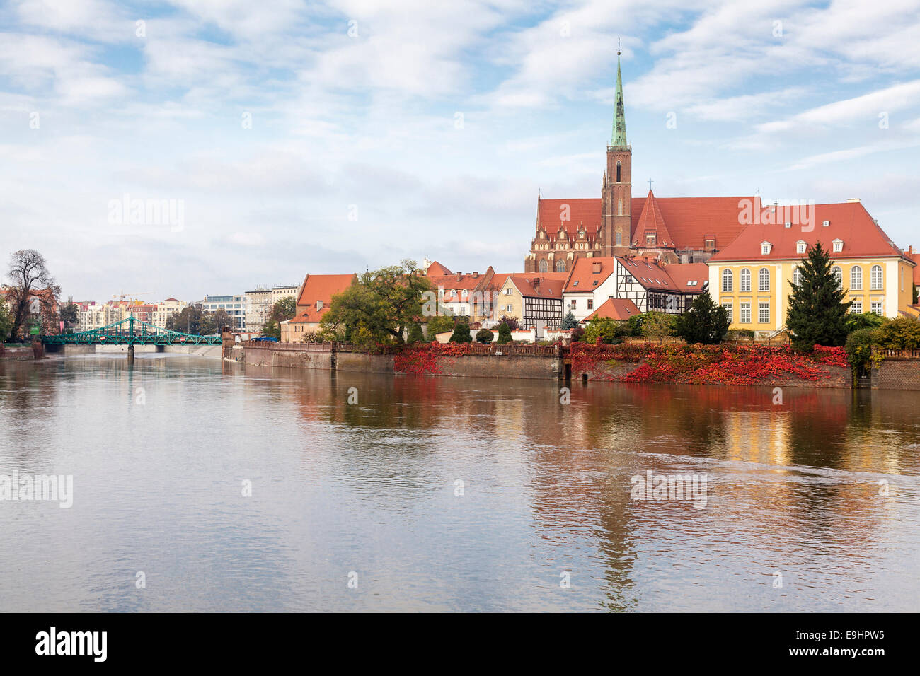 Fiume Odra con una cattedrale Island - Arcivescovado, la chiesa di Santa Croce e Ponte Tumski, Wroclaw, Polonia Foto Stock