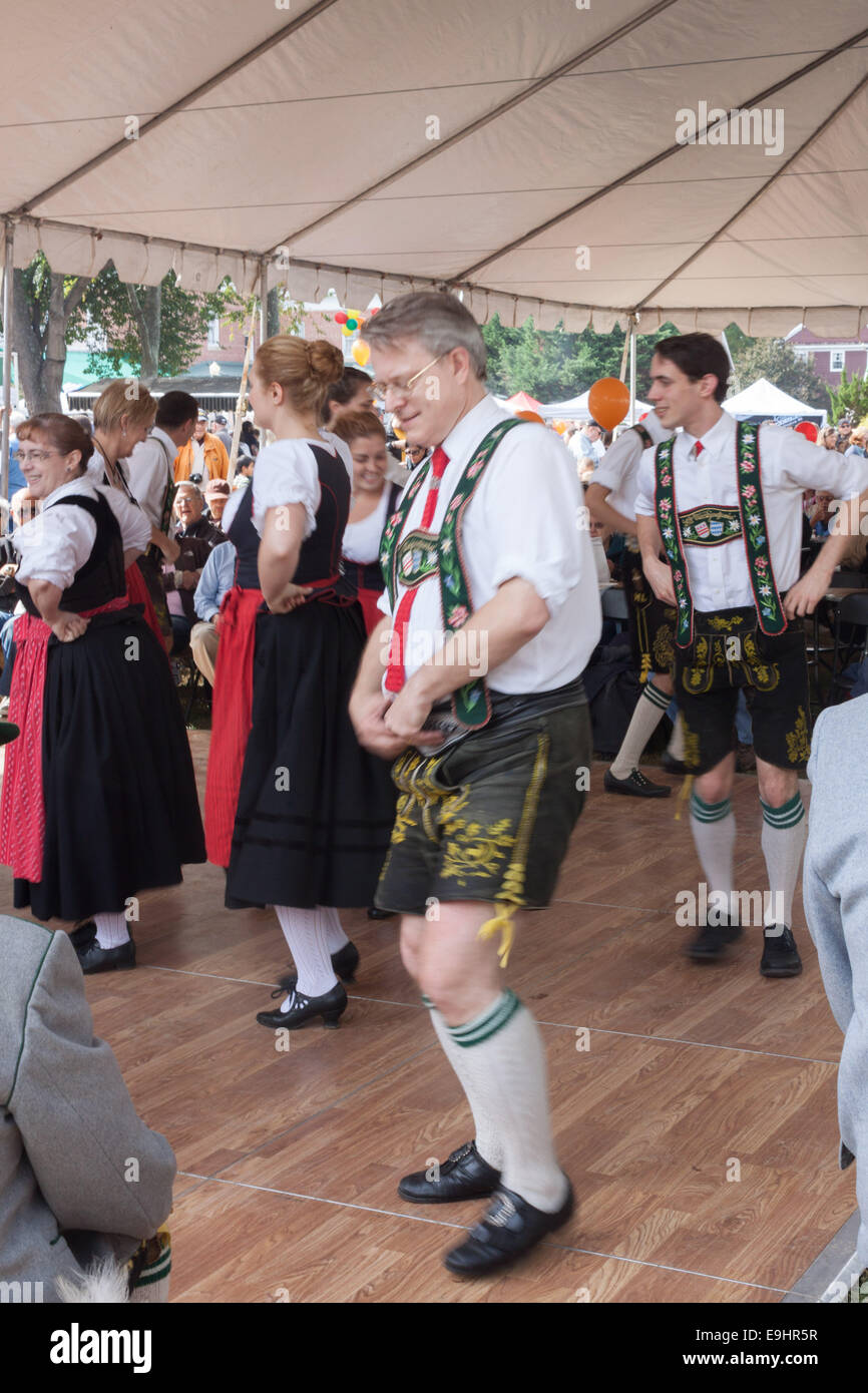 I ballerini di tedesco a Kentlands Oktoberfest Foto Stock