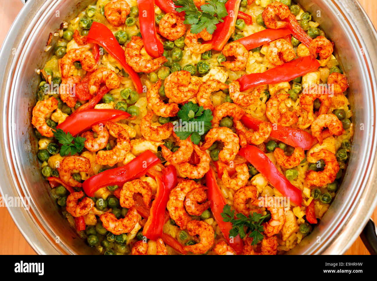 La paella con gamberi Foto Stock