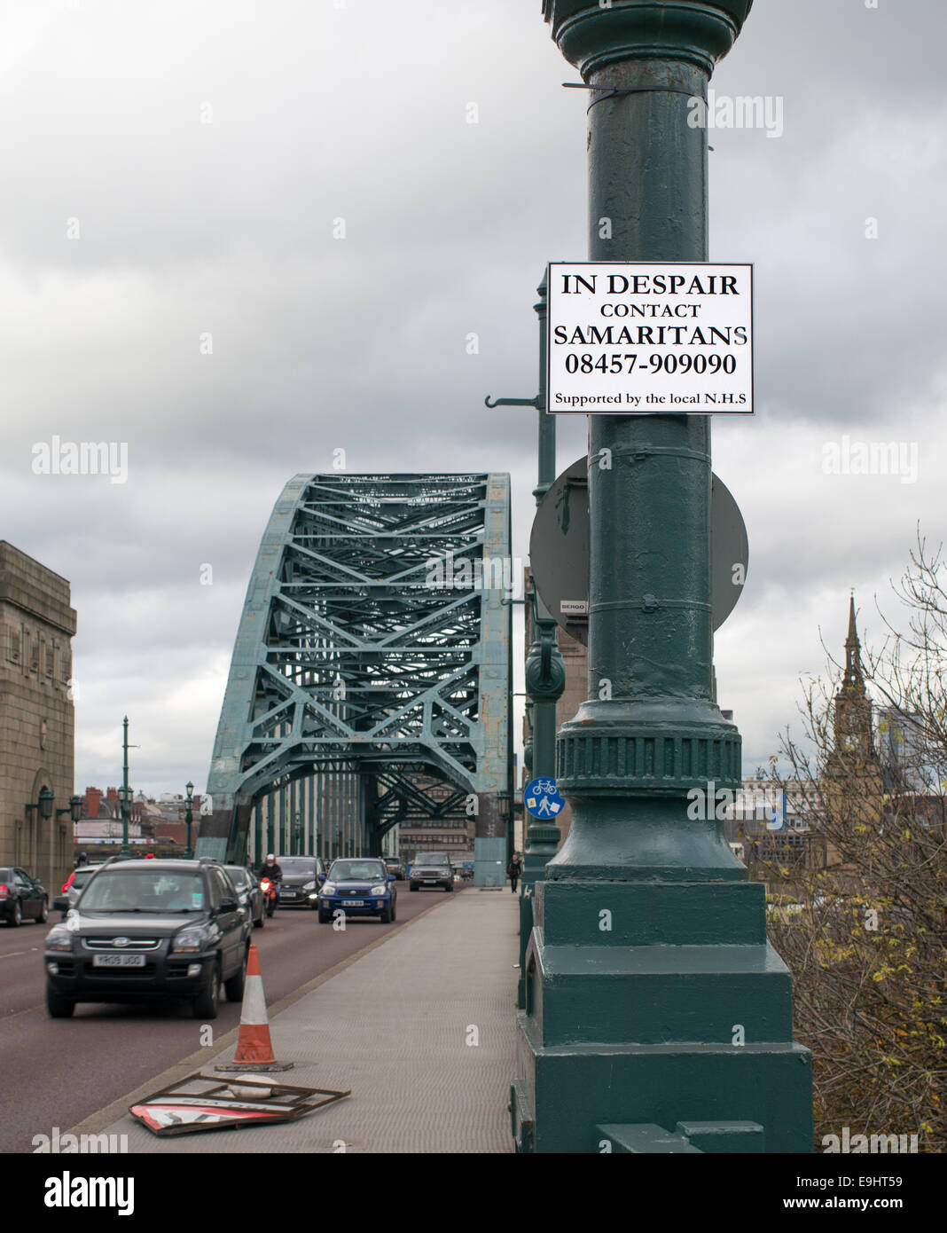 Samaritani segno con il numero di telefono di emergenza sul Tyne Bridge tra Gateshead e Newcastle, Nord Est Inghilterra Foto Stock