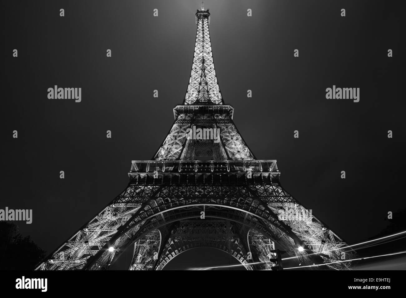 La Torre Eiffel a Parigi di notte, a basso angolo di visione, in bianco e nero Foto Stock