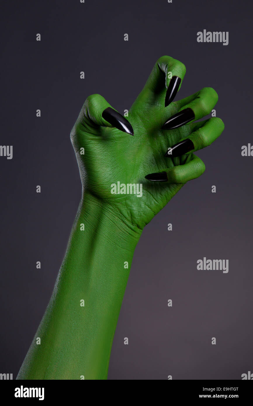 La strega verde con mano forte black chiodi, real body-art, tema Halloween Foto Stock