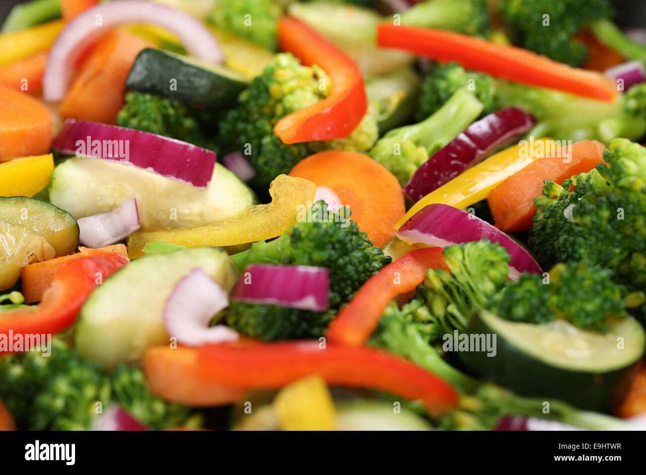 Mangiare sano la preparazione e cottura di alimenti vegetali sfondo Foto Stock