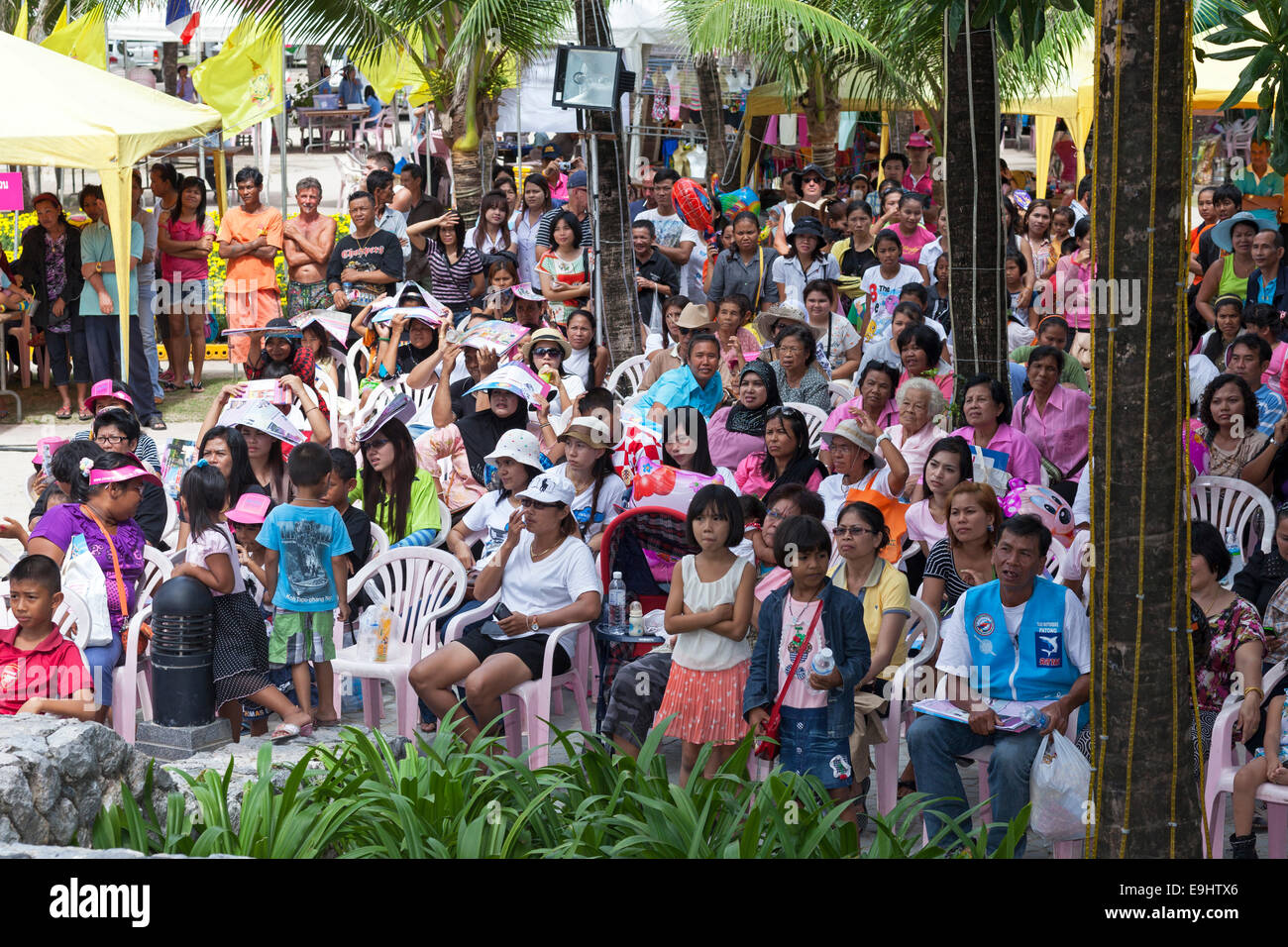 Pubblico al concerto di Thai, Phuket, Tailandia Foto Stock
