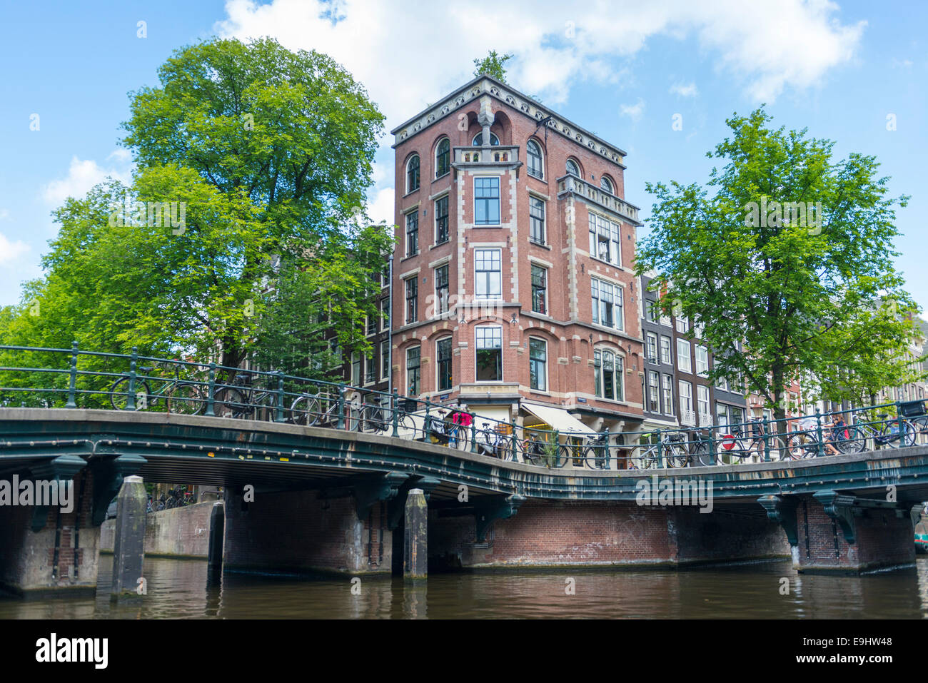 Vecchia casa mercantile e ponte, vista da una barca sul canal, Amsterdam, Paesi Bassi Foto Stock