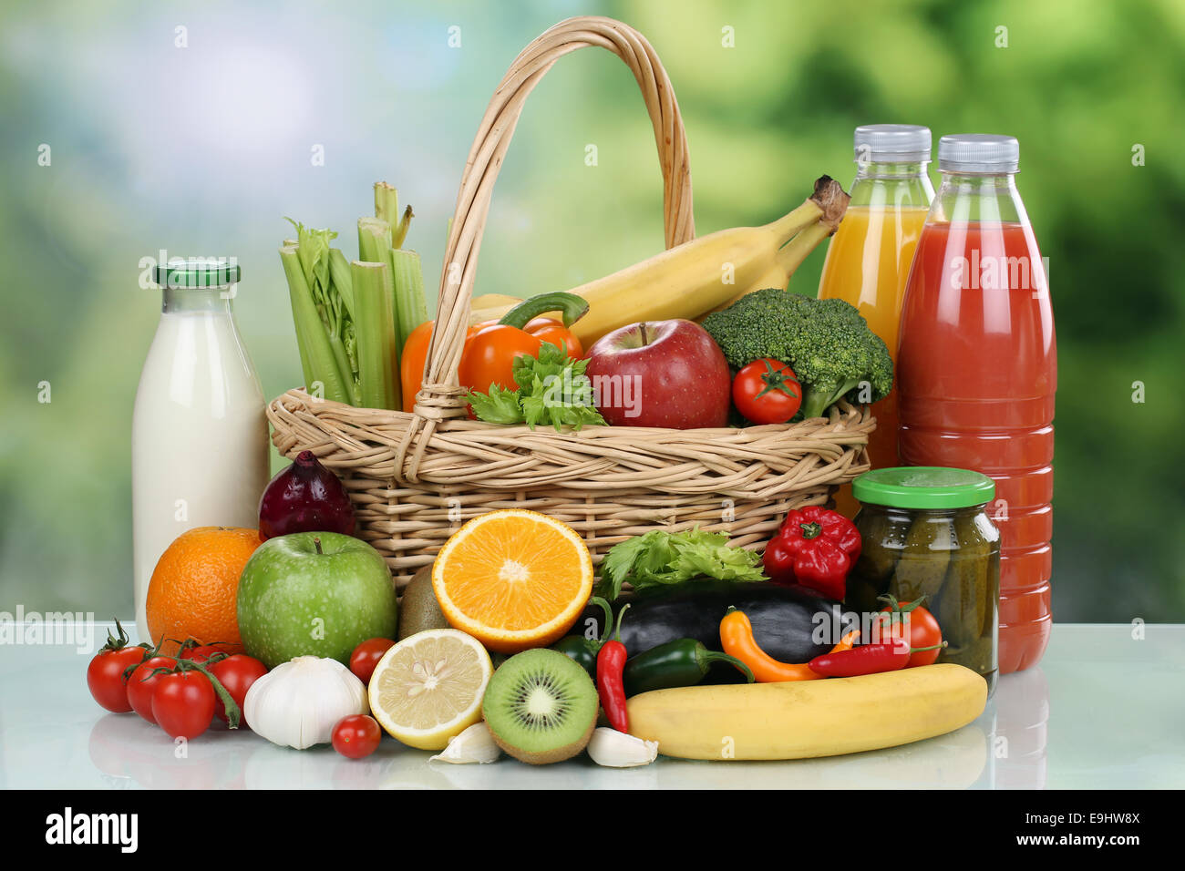 Frutta e verdura, prodotti alimentari e di bevande in un carrello Foto Stock