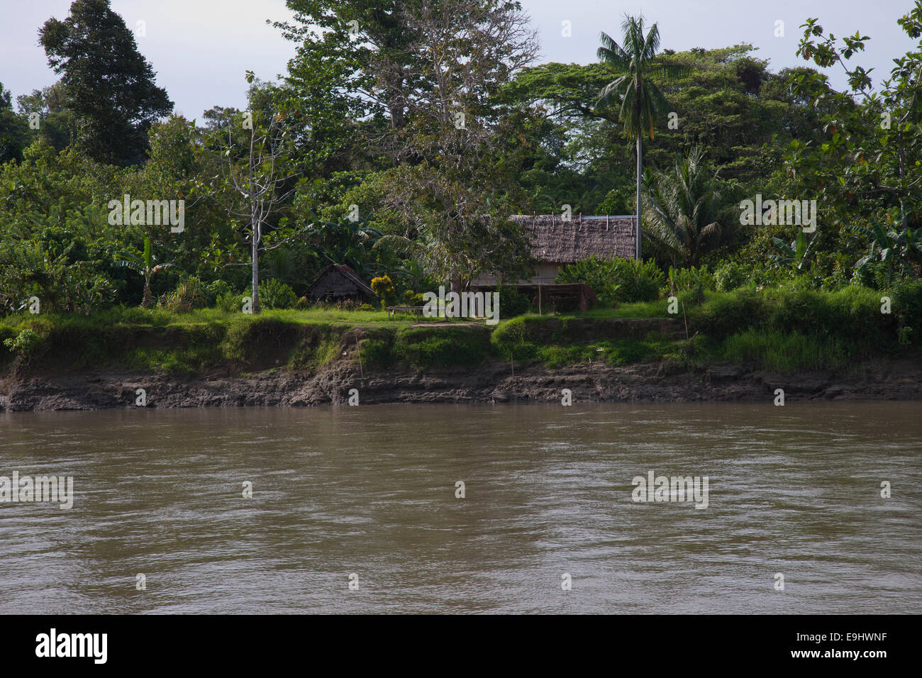 Piccolo villaggio sul fiume Karawari, Papua Nuova Guinea Foto Stock