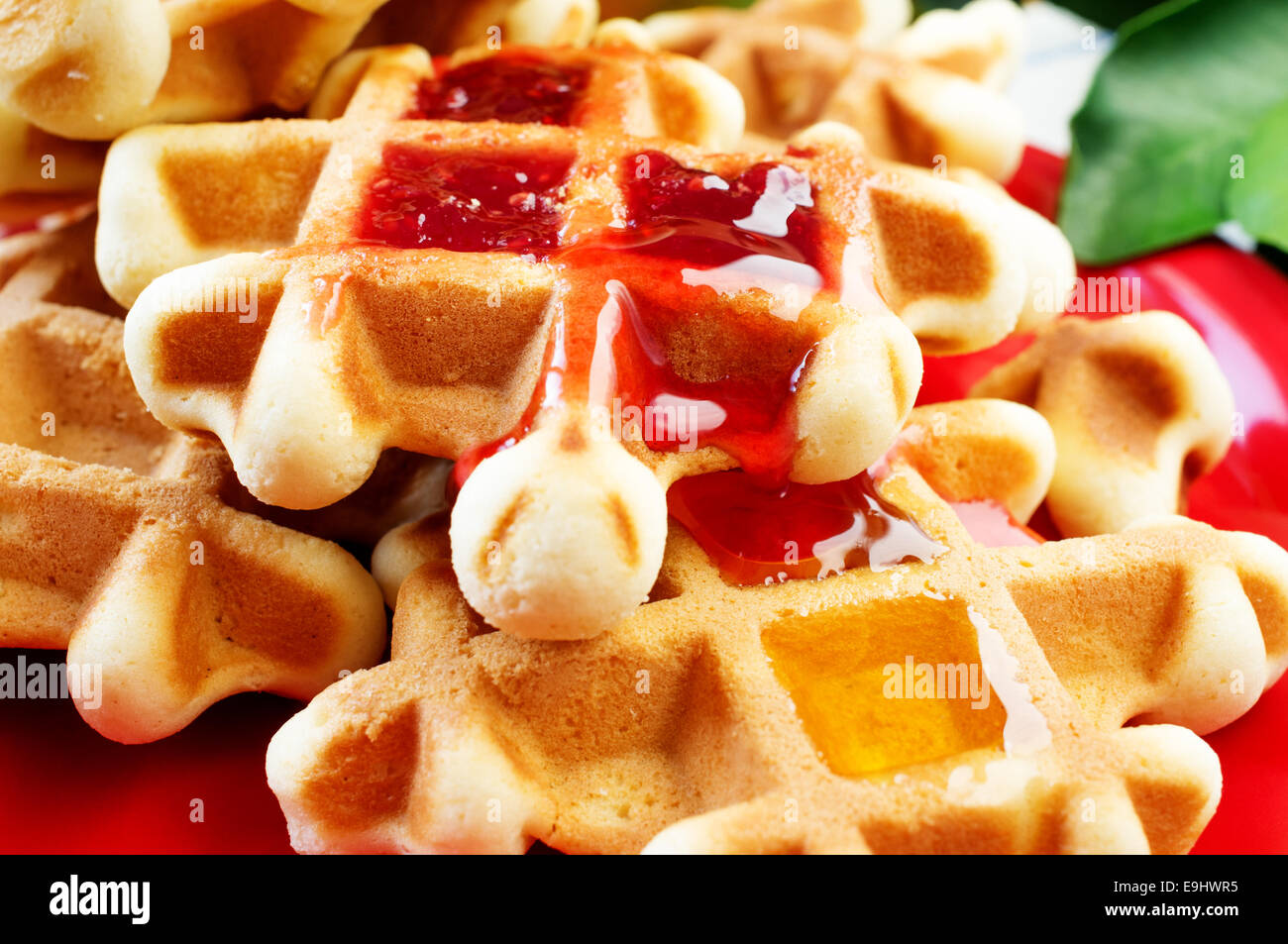 Waffle fatti in casa con il miele e confettura di lamponi Foto Stock