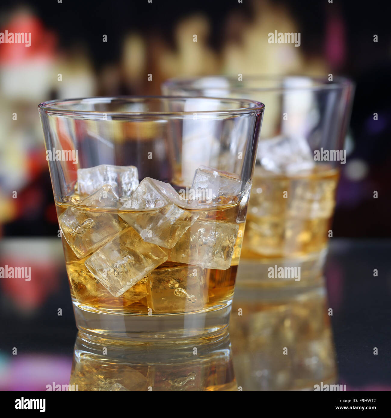 Whisky Whiskey o con cubetti di ghiaccio in un bar o un party Foto Stock