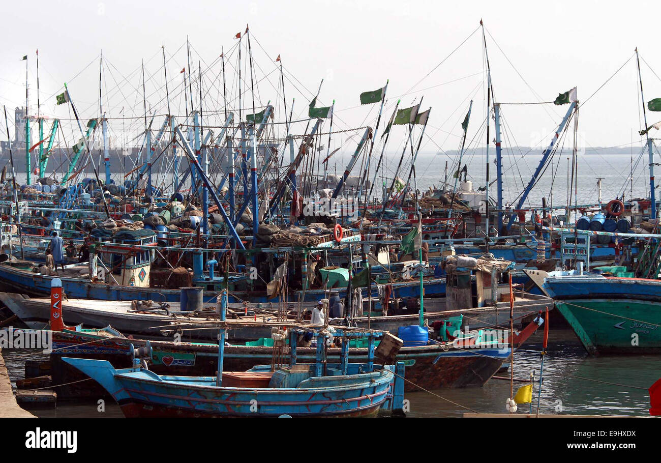 Barche da pesca visto ormeggiati in porto dopo il rilascio di un avviso dal dipartimento di meteorologia e di imporre il divieto sulla pesca a causa di un ciclone tropicale denominato Nilofar che colpirà shore cinghia del Sindh e Balochistan Mercoledì, expectedly vicino Keamari Martedì, 28 ottobre 2014. Foto Stock