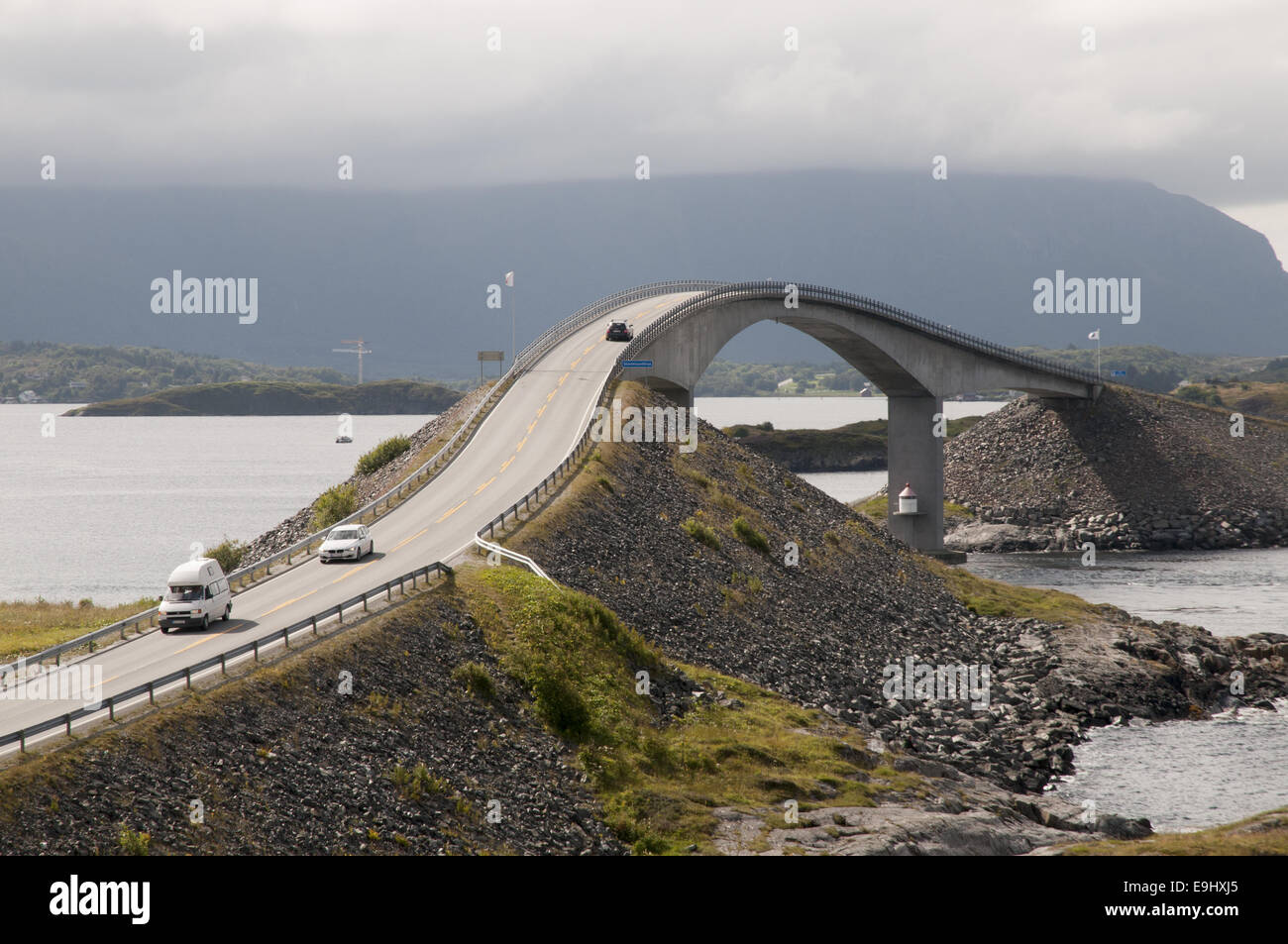 Punto di riferimento: La strada atlantica, Storseisundbrua, nella Norvegia occidentale. Una strada lunga 36km tra Kårvåg e Bud con un certo numero di ponti, come questo. Foto Stock