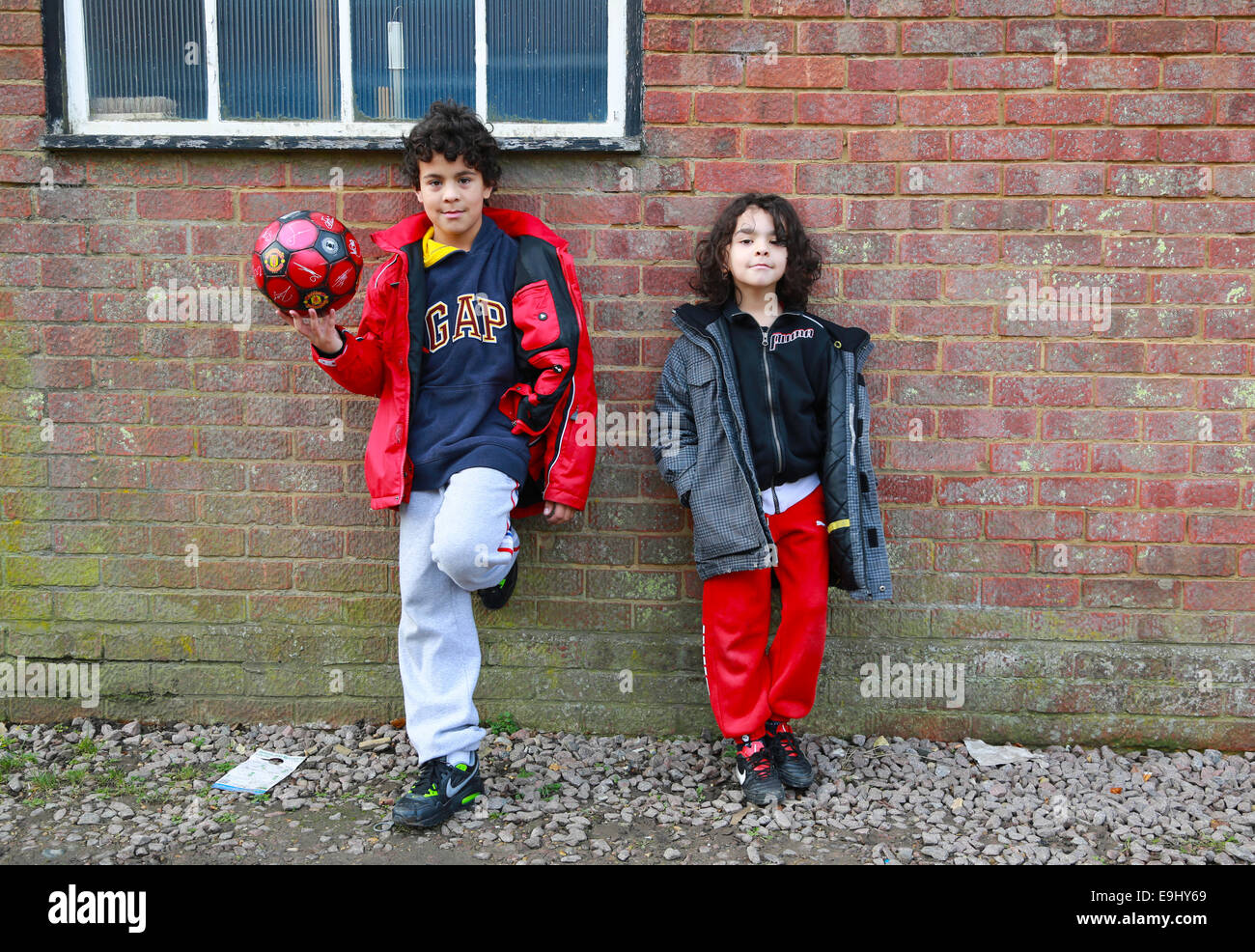 Kids appendere fuori Foto Stock