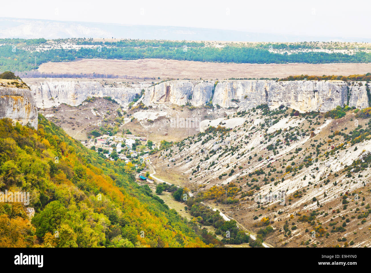 Vista di gorge ashlama-derôme nelle montagne della Crimea in autunno Foto Stock