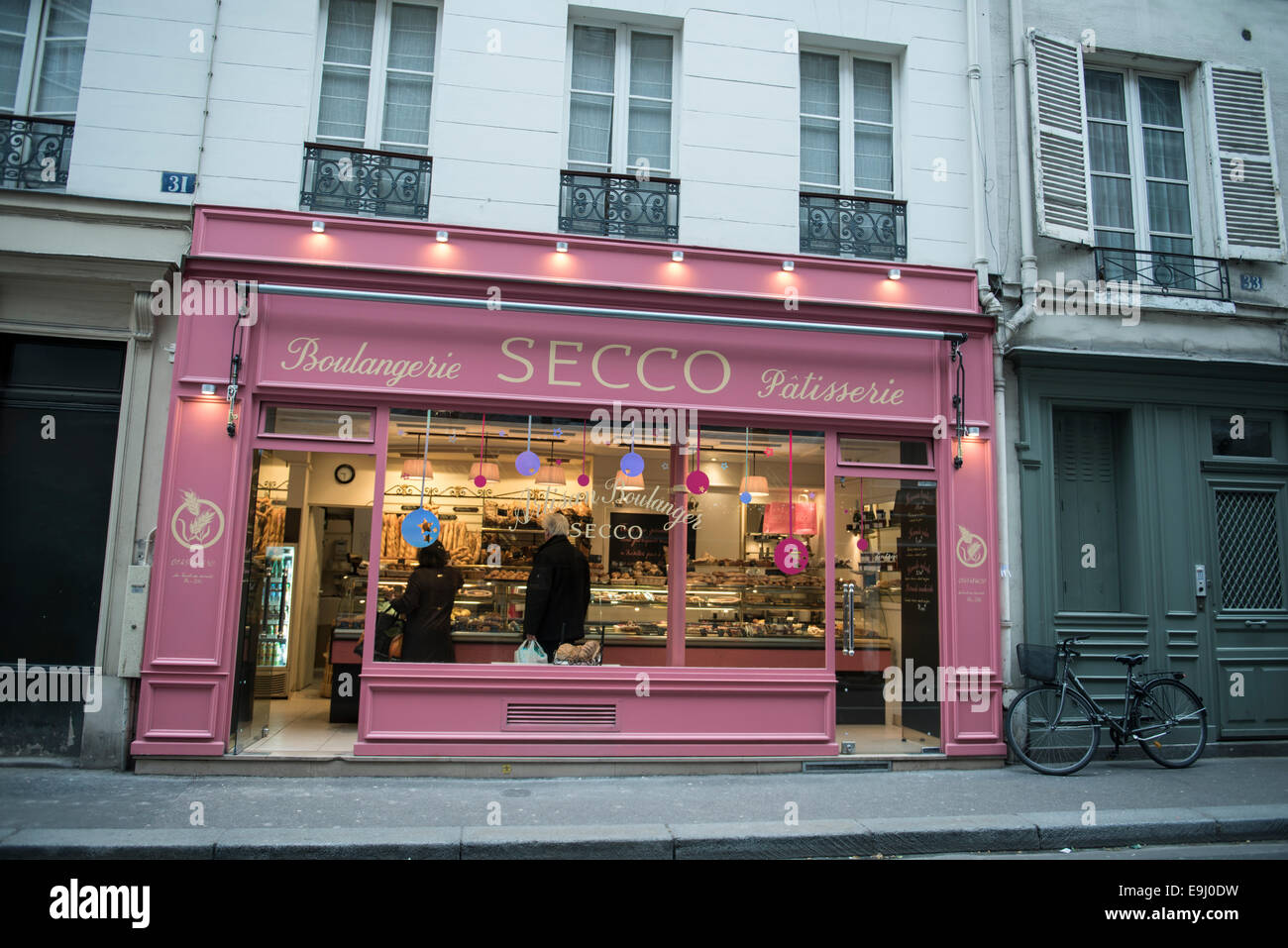 Visualizzazione di specialista di tartufi di cioccolato in un francese di pasticceria parigina Foto Stock