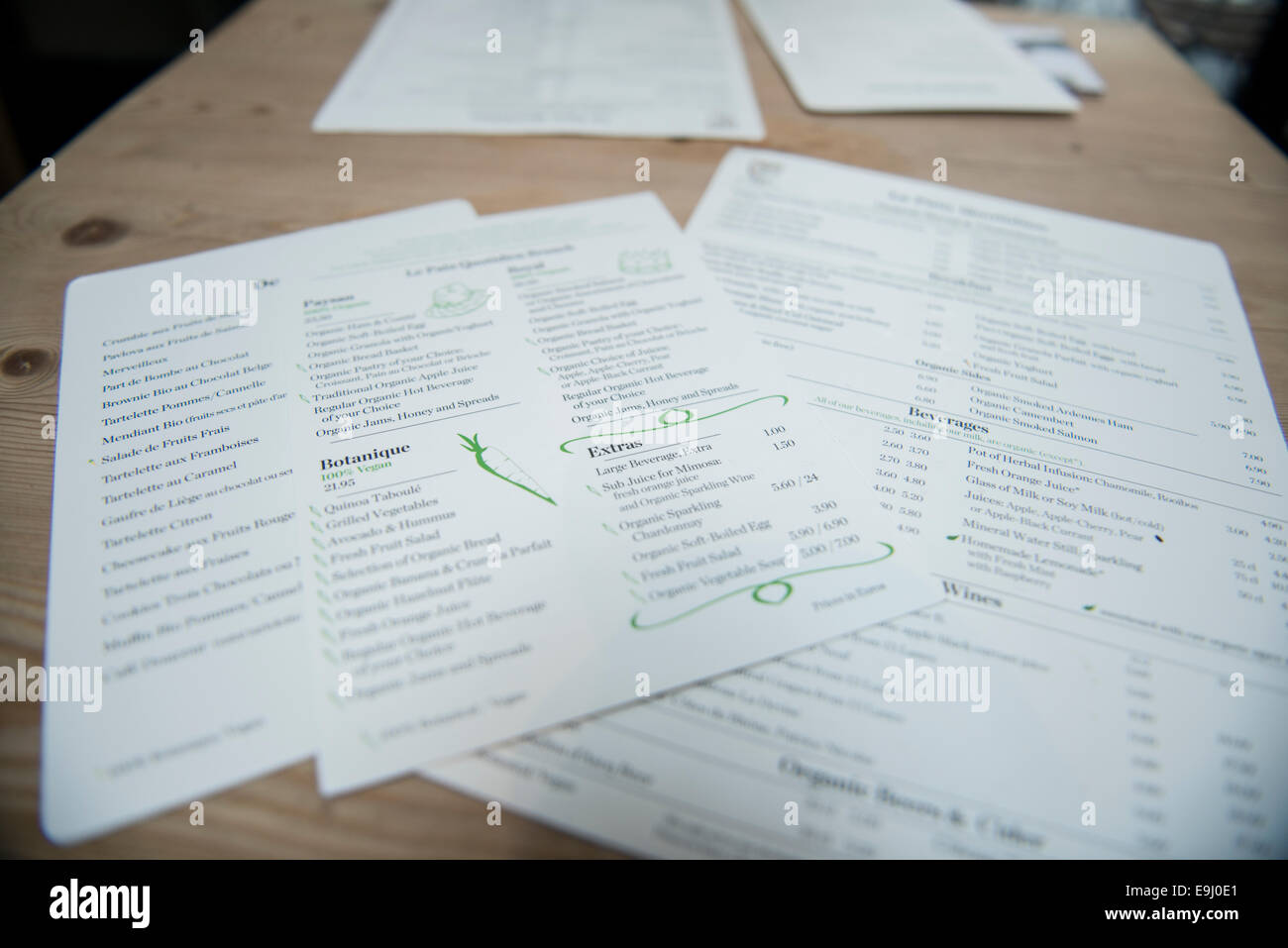 Gli scatti in interni e i dettagli di un café francese durante il momento della colazione Foto Stock