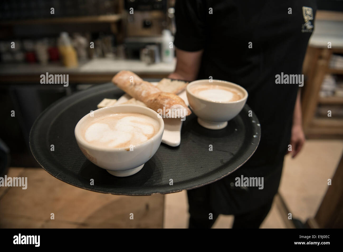 Gli scatti in interni e i dettagli di un café francese durante il momento della colazione Foto Stock