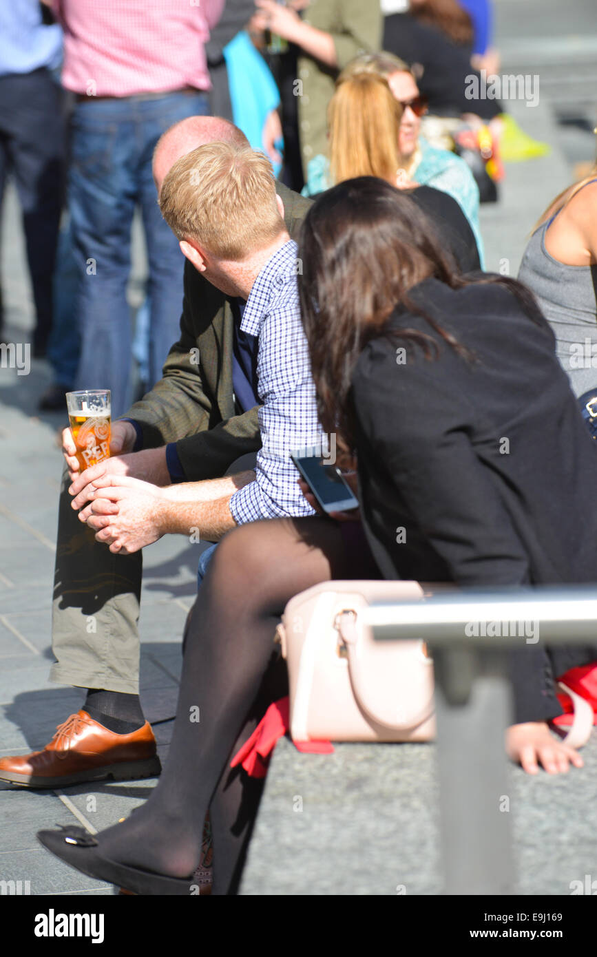 Città banchieri professional pranzo birra sunshine Londra Foto Stock