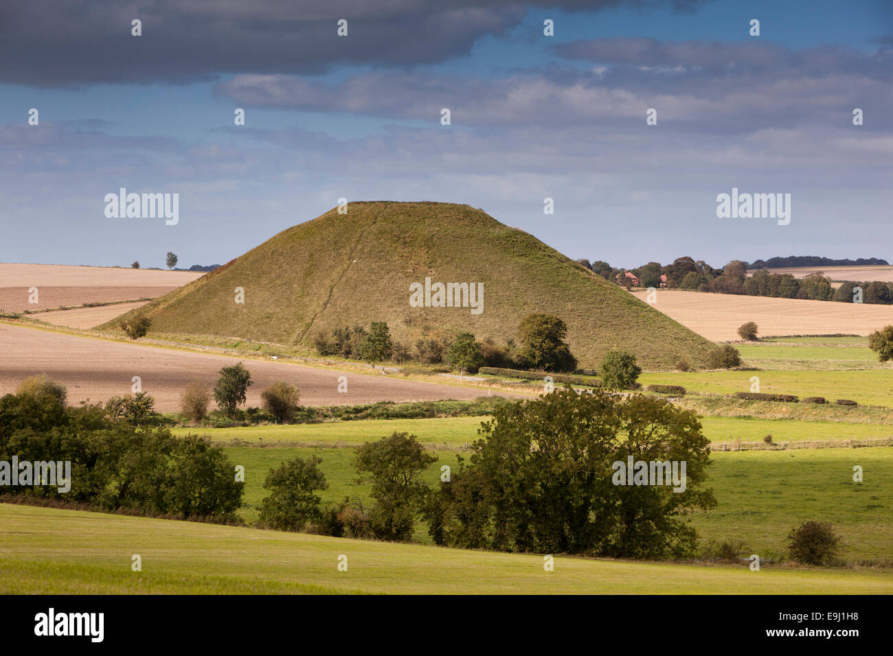 Regno Unito, Inghilterra, Wiltshire, Avebury, Silbury Hill antico tumulo Foto Stock