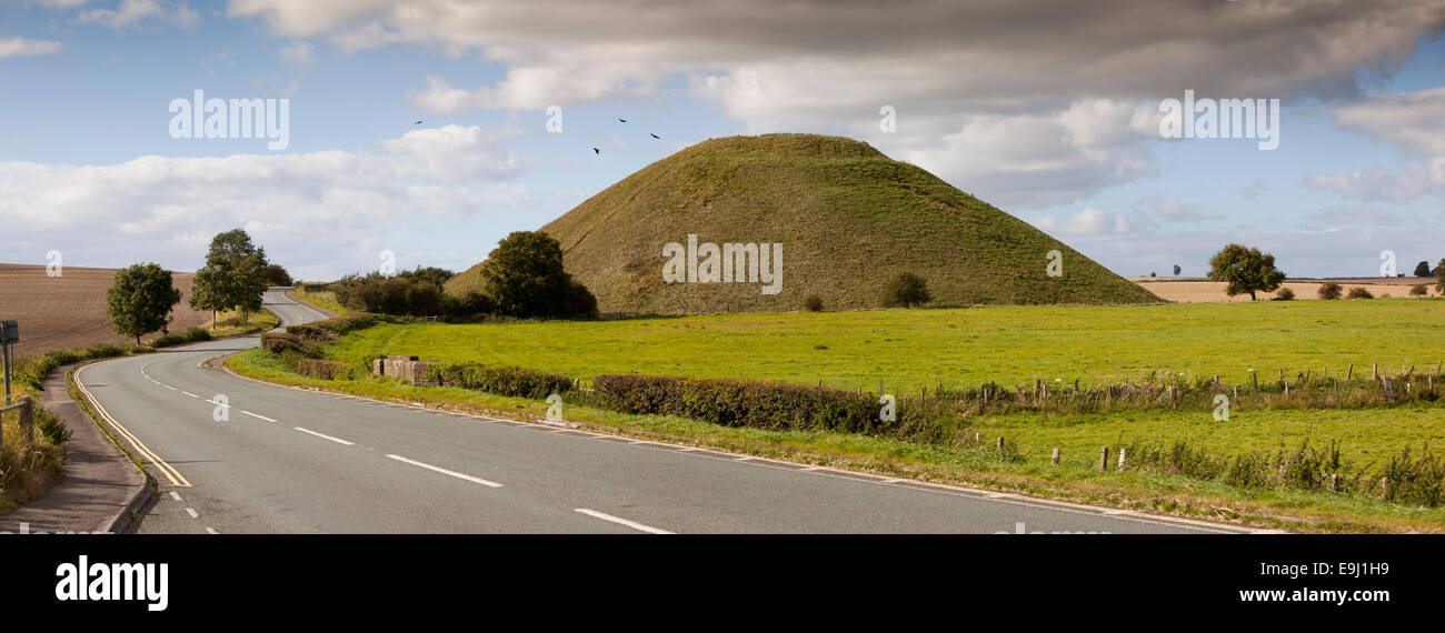 Regno Unito, Inghilterra, Wiltshire, Avebury, A4 la strada principale passando Silbury Hill, panoramica Foto Stock