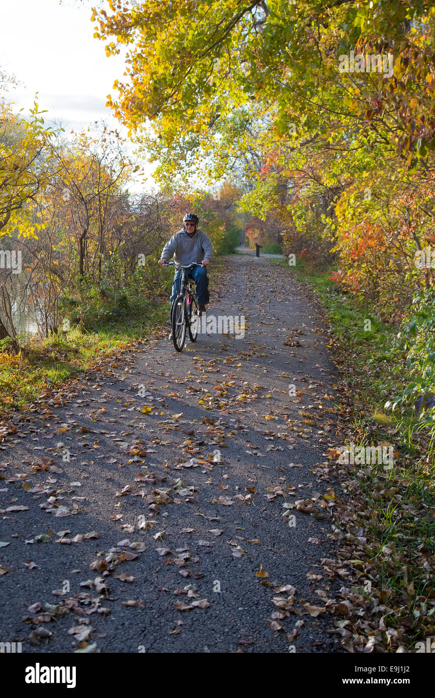 Monroe, Michigan - un ciclista in sterline parco dello stato. Foto Stock