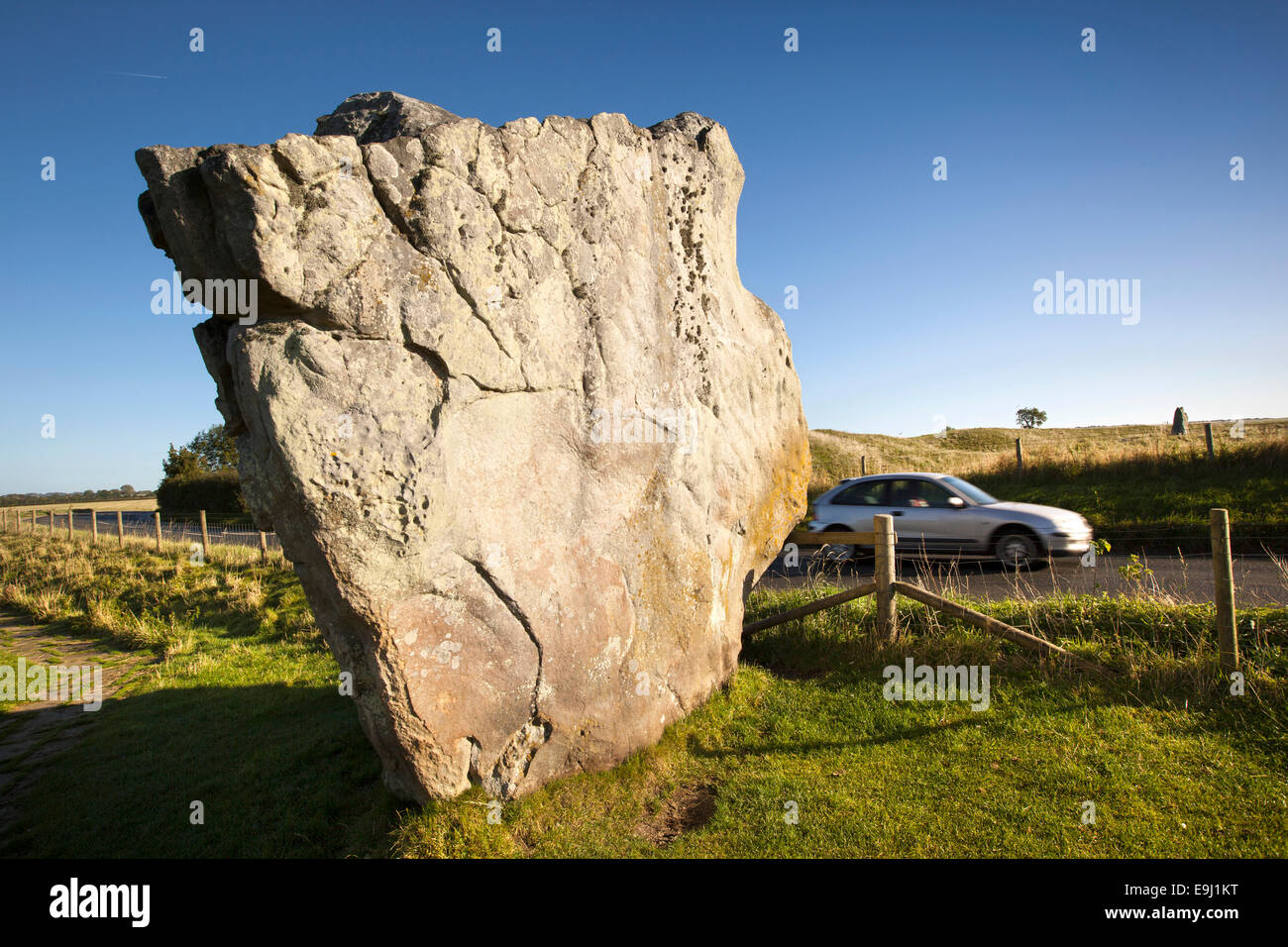 Regno Unito, Inghilterra, Wiltshire, Avebury, grande pietra nella parte settentrionale del henge principale accanto ad una strada4361 a Swindon Foto Stock