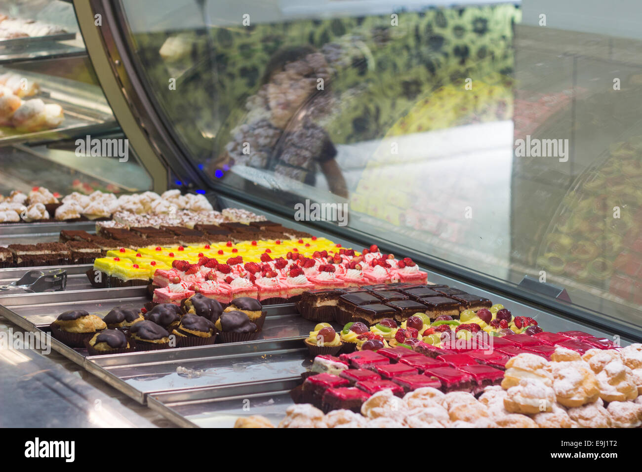 I dolci della pasticceria italiana negozio di dolciumi 'display caso' visualizza 'finestra' vetrina 'copia dello spazio" persone Foto Stock