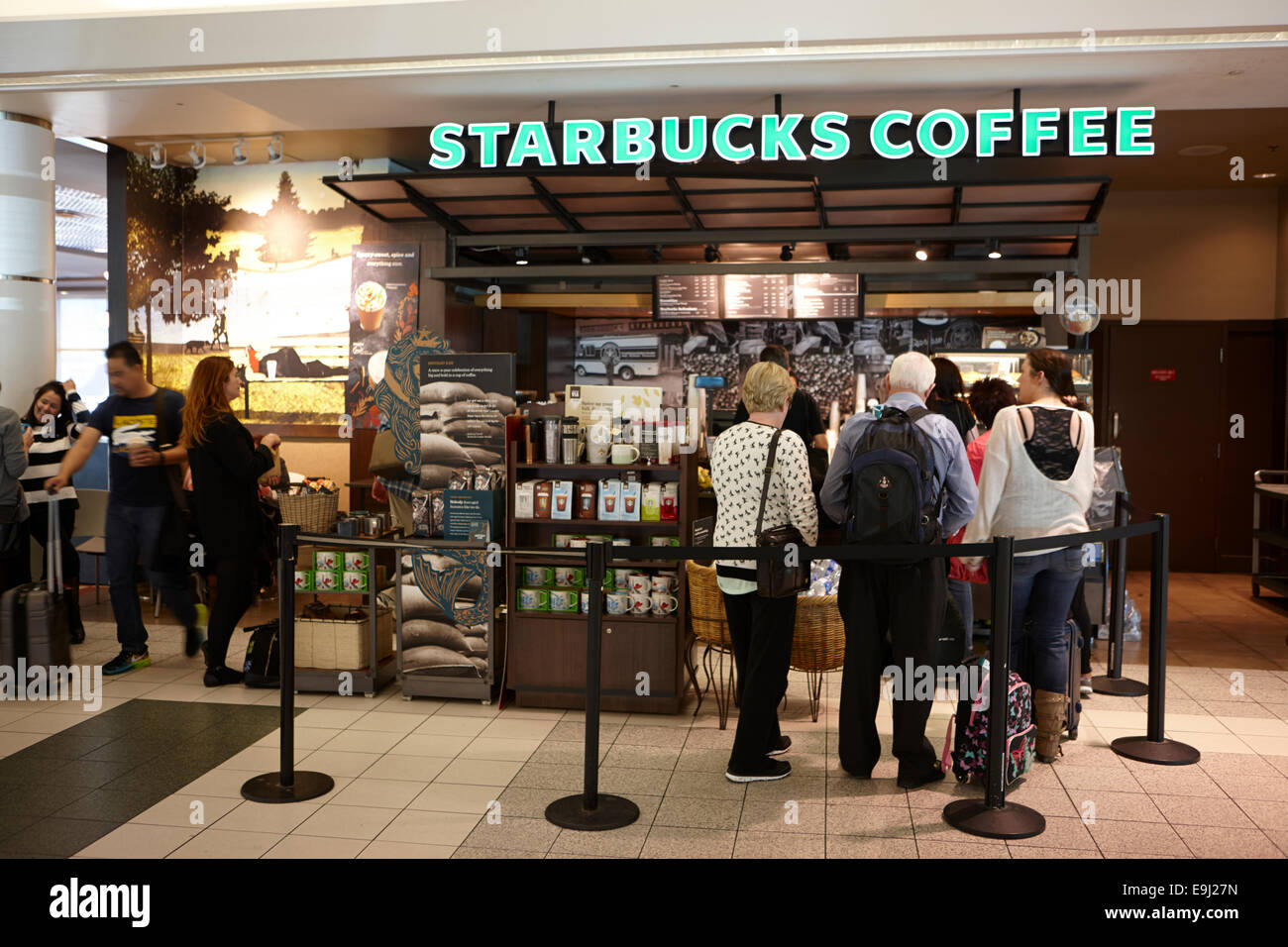 Piccoli caffè Starbucks stand in concessione all'aeroporto internazionale Pearson di Toronto in Canada Foto Stock