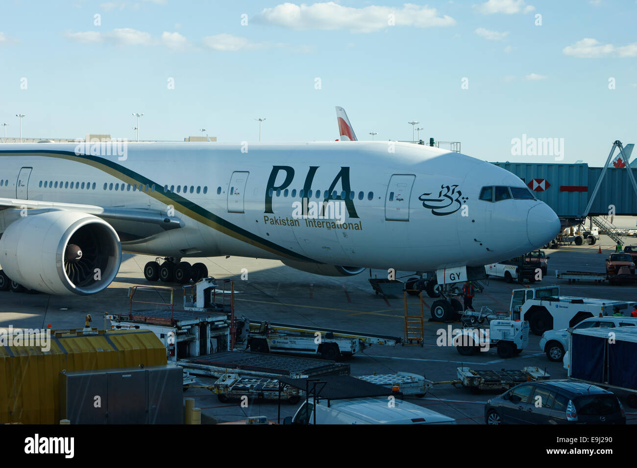 Pakistan International Airlines aeromobili al terminal 3 Aeroporto Internazionale Pearson di Toronto in Canada Foto Stock