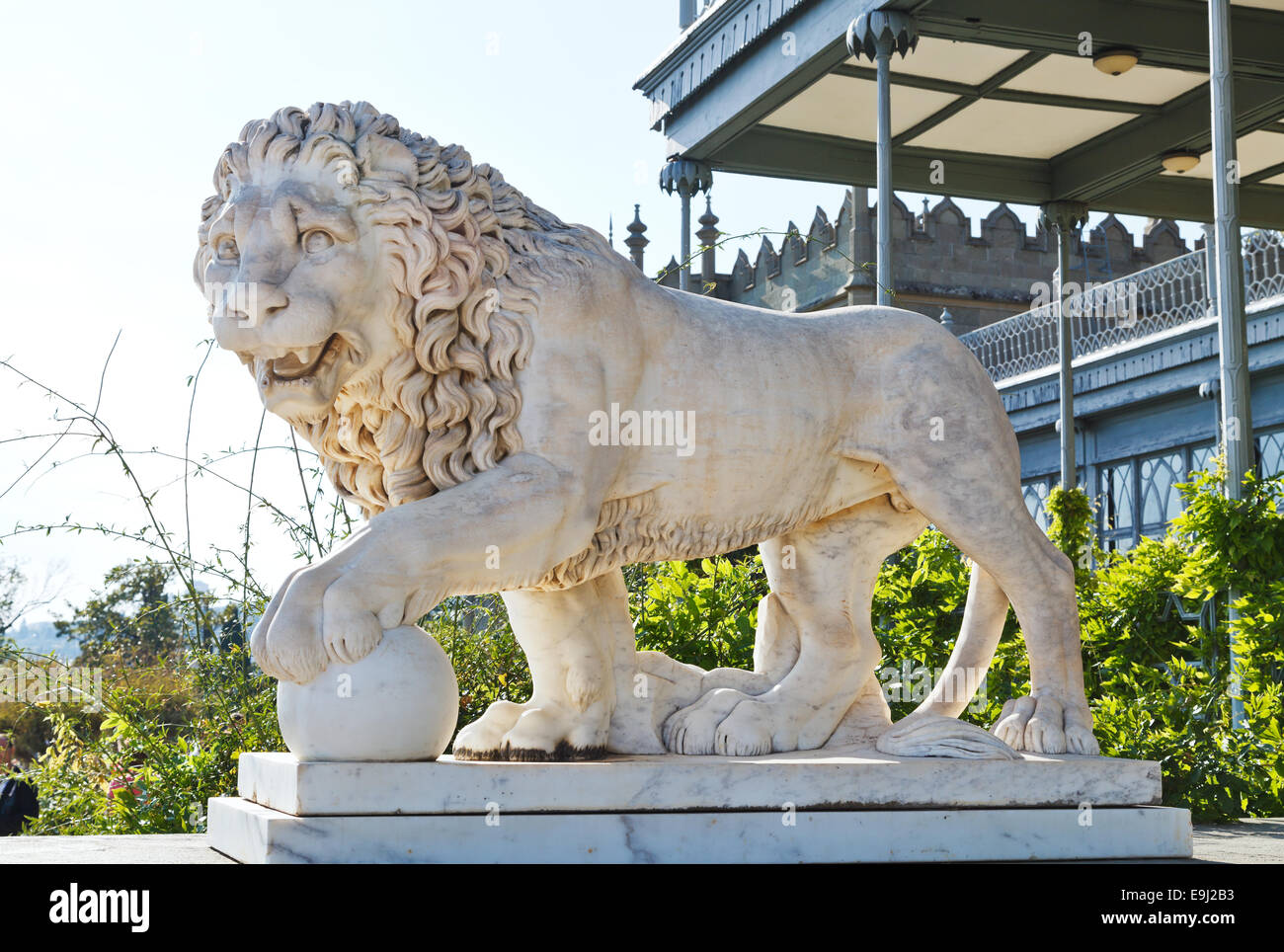 Il marmo medici lion vicino Vorontsov (Alupka) Palace, Crimea Foto Stock