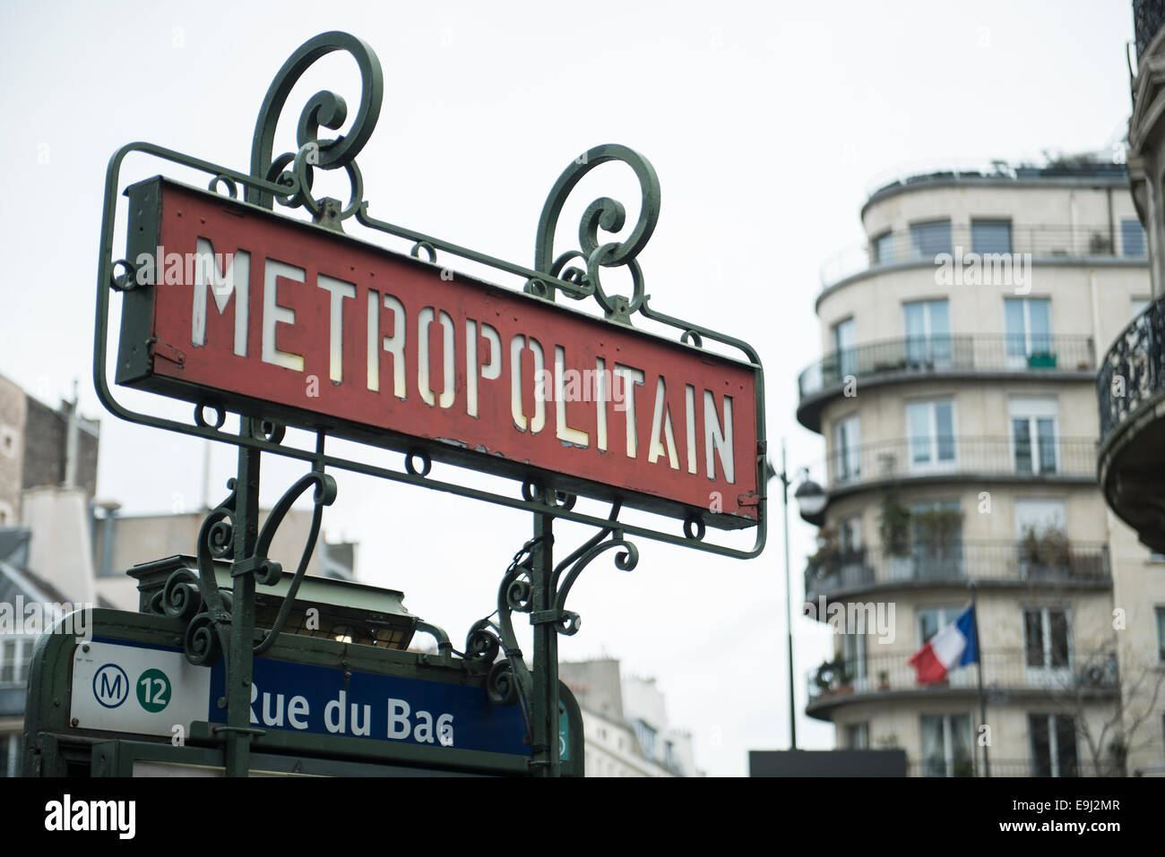 Splendido art nouveau parigi metro indicazioni per il trasporto pubblico le stazioni della metropolitana Foto Stock