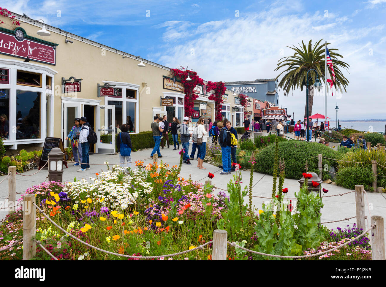 Ristoranti e negozi in Steinbeck Plaza, Cannery Row, Monterey, California, Stati Uniti d'America Foto Stock