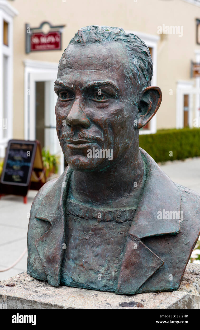 Busto di John Steinbeck in Steinbeck Plaza, Cannery Row, Monterey, California, Stati Uniti d'America Foto Stock