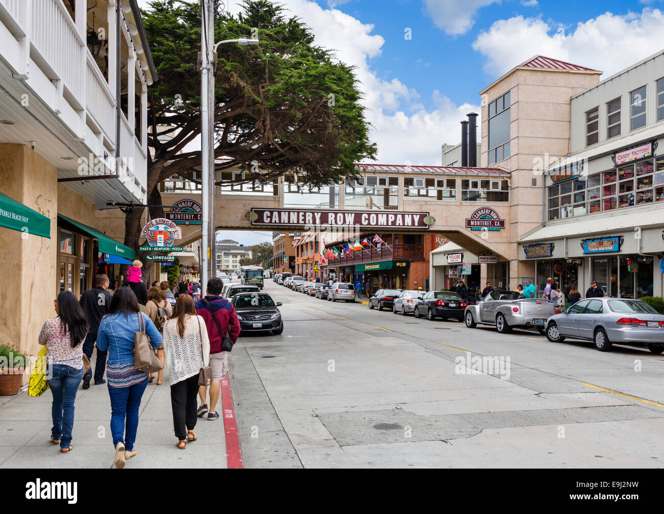 Caffè e negozi lungo Cannery Row, Monterey, California, Stati Uniti d'America Foto Stock