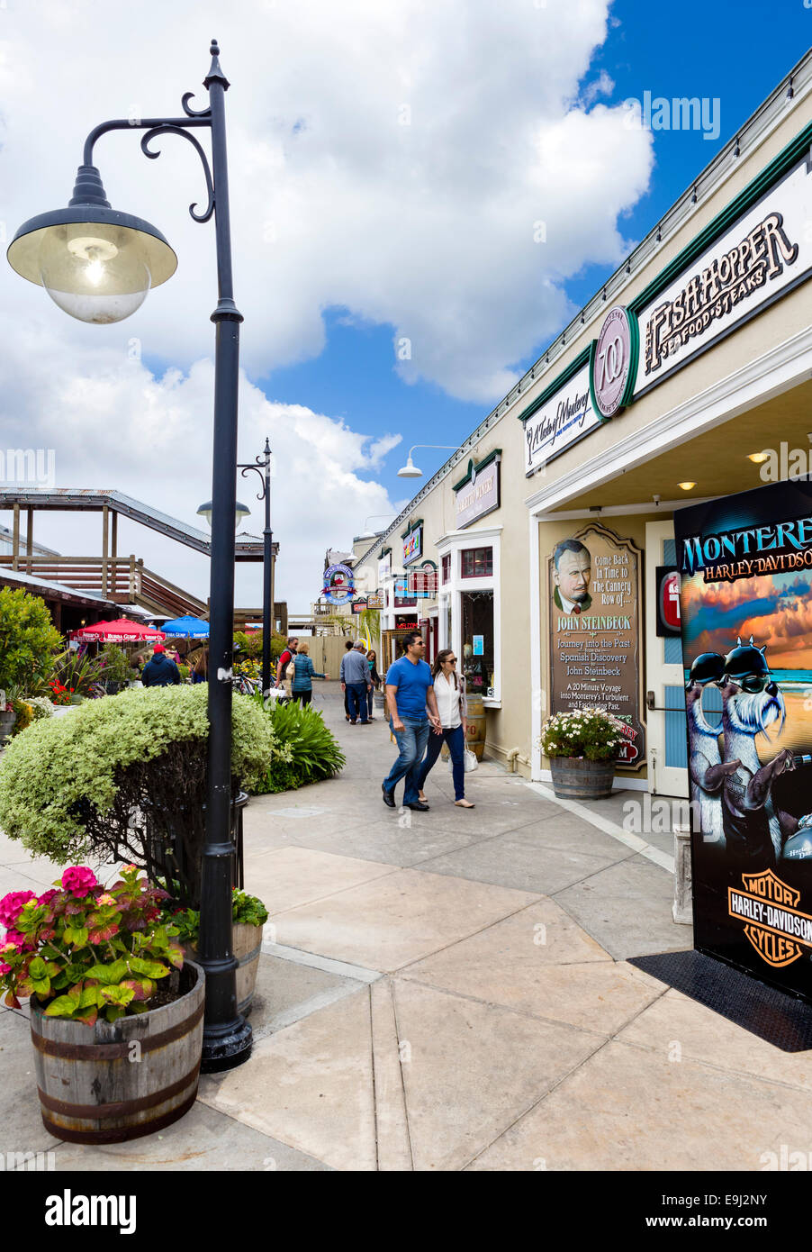 Ristoranti e negozi in Steinbeck Plaza, Cannery Row, Monterey, California, Stati Uniti d'America Foto Stock