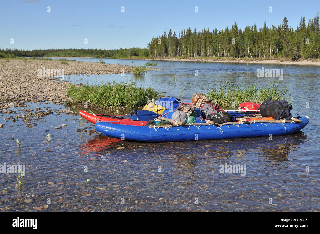 Fiume Ural polare su una soleggiata giornata estiva. Catamarano per il rafting sul fiume taiga. Foto Stock
