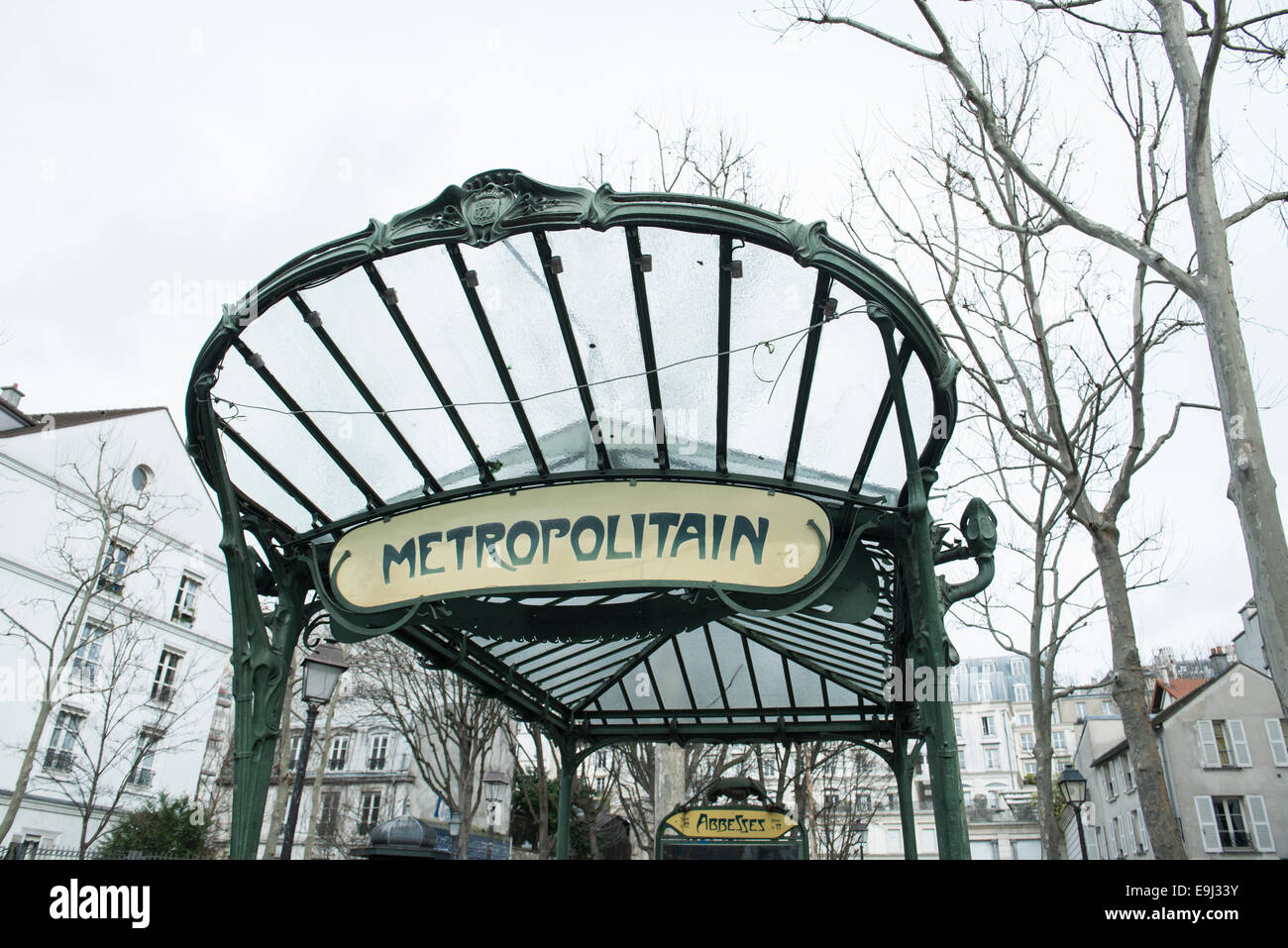 Splendido art nouveau parigi metro indicazioni per il trasporto pubblico le stazioni della metropolitana Foto Stock