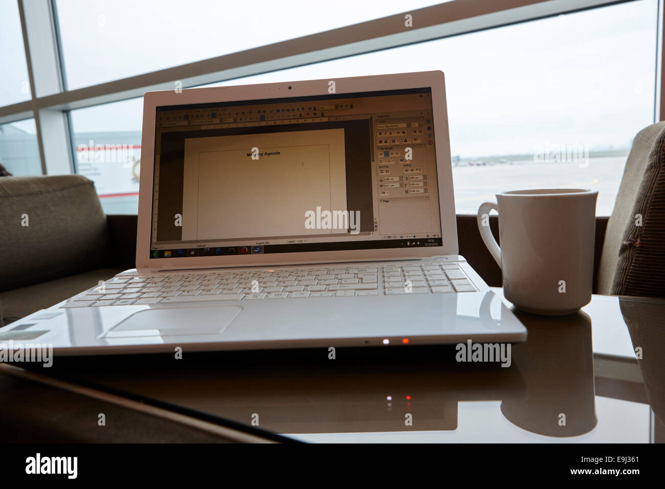 Computer portatile con documento di word che mostra al programma della riunione in aeroporto business lounge in Canada Foto Stock
