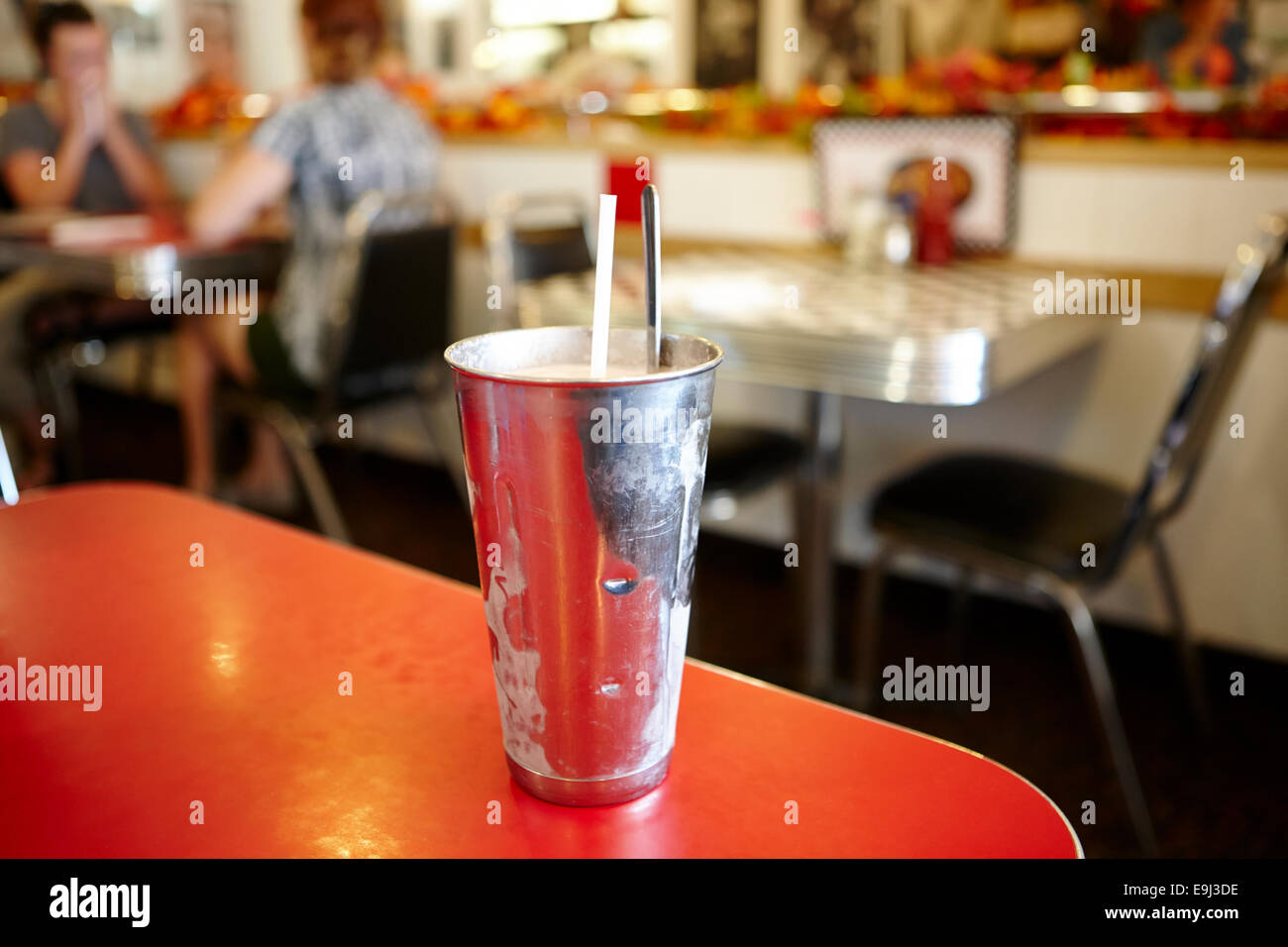 Fresco frullato fragole servito in un bicchiere di metallo in un diner in Saskatchewan in Canada Foto Stock
