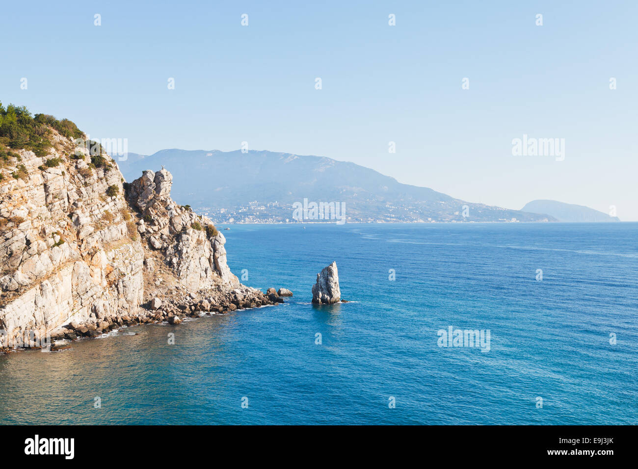 Vista di Parus (VELA) rock, Ayu-dag litorale sulla costa meridionale della Crimea Foto Stock