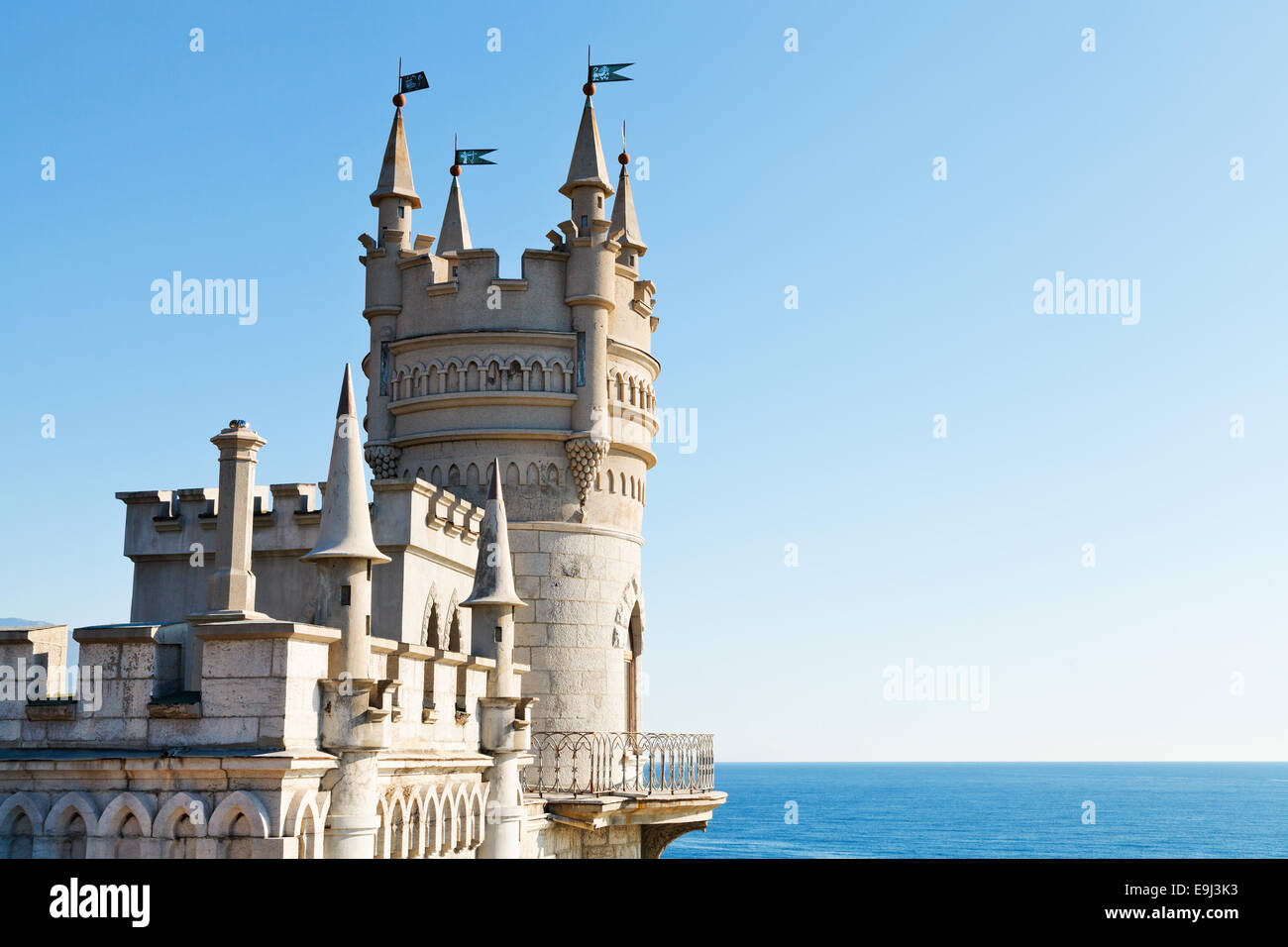 Swallow's Nest palace sulla costa sud della Crimea e cielo blu Foto Stock